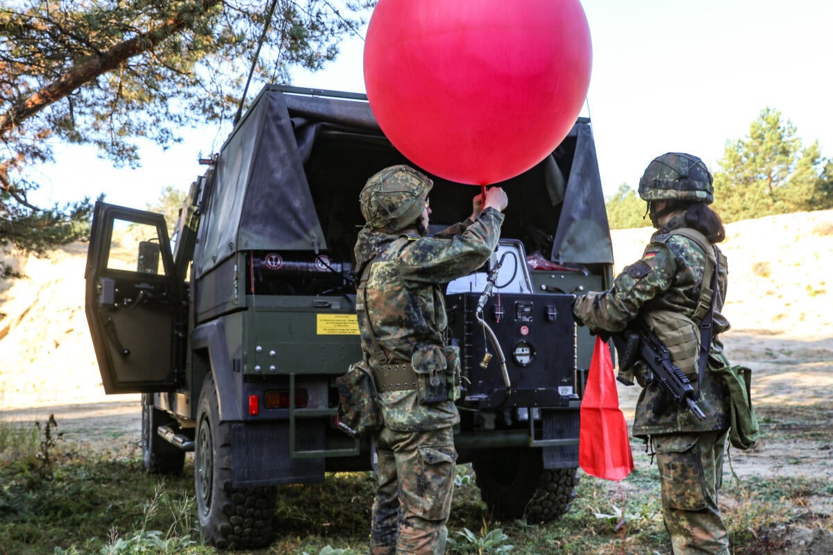 Bundeswehr-l-sst-Ballons-ber-Sachsen-steigen-Das-ist-der-Grund