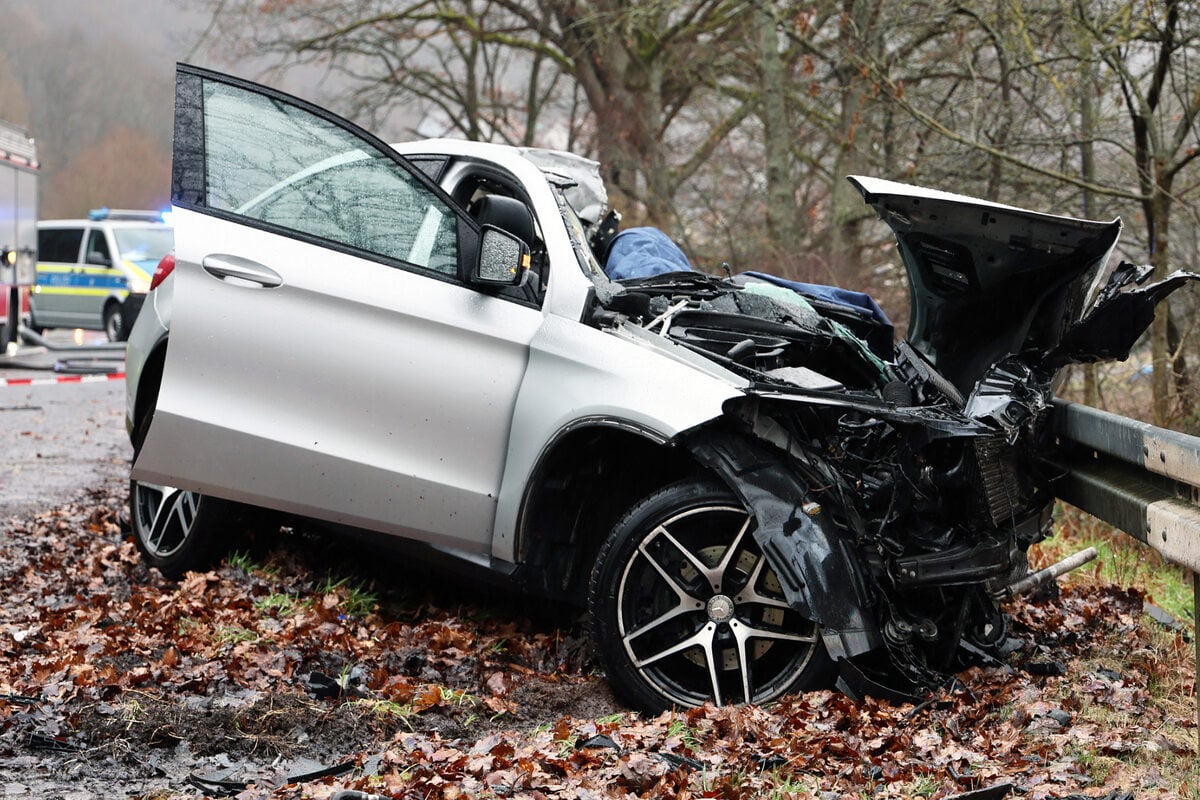 Horror-Crash In Hasloch: Mercedes-Fahrerin (†41) Verstirbt Nach Frontal ...