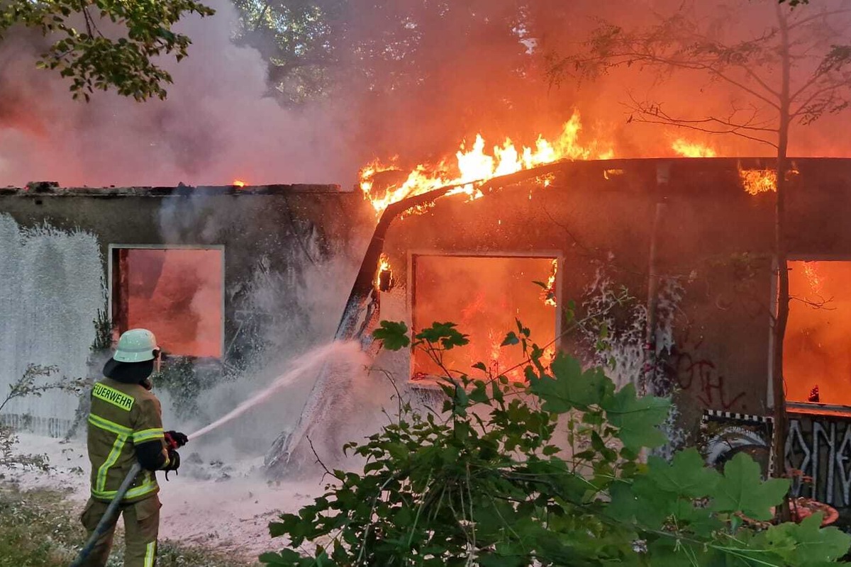 Leerstehende Baracke brennt lichterloh in Potsdam: Dunkle Rauchschwaden über der Stadt
