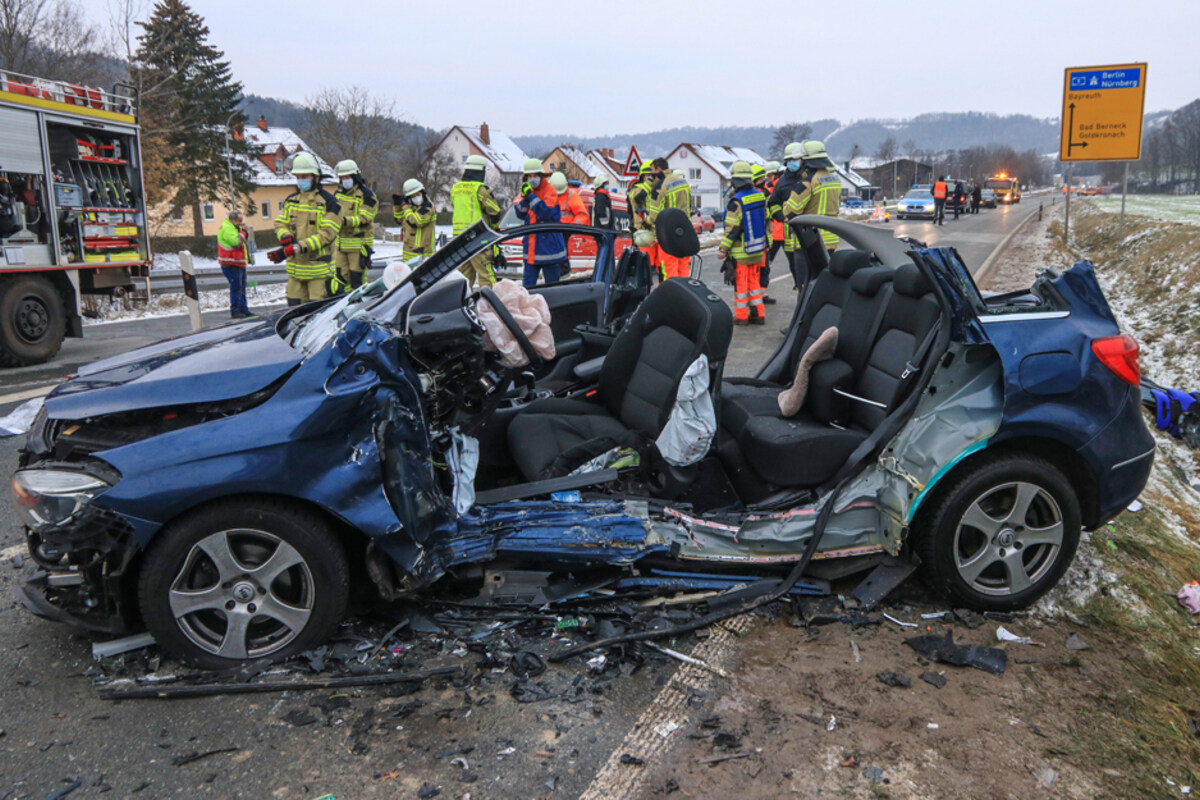 Nach Unfall in Gegenverkehr geraten: Seniorin stirbt bei Frontal-Crash