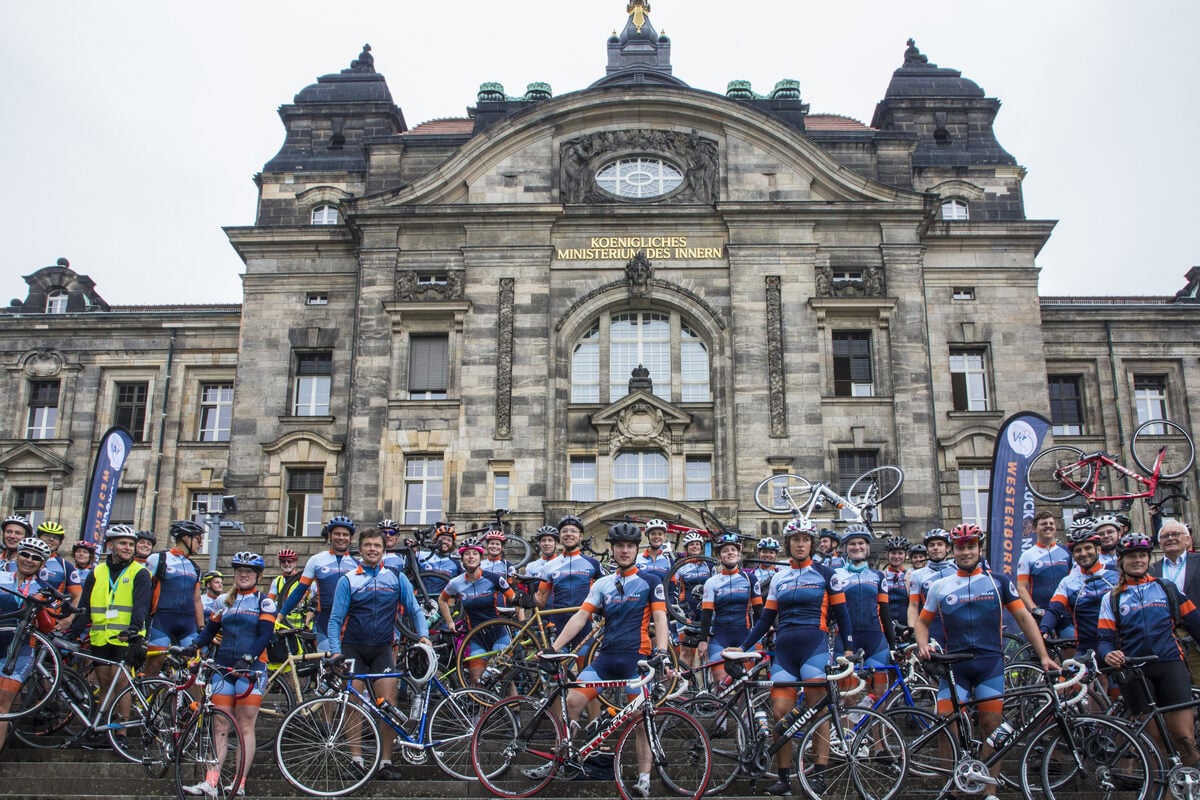 Against forgetting: Bicycle tour to commemorate the Holocaust made a stop in Dresden