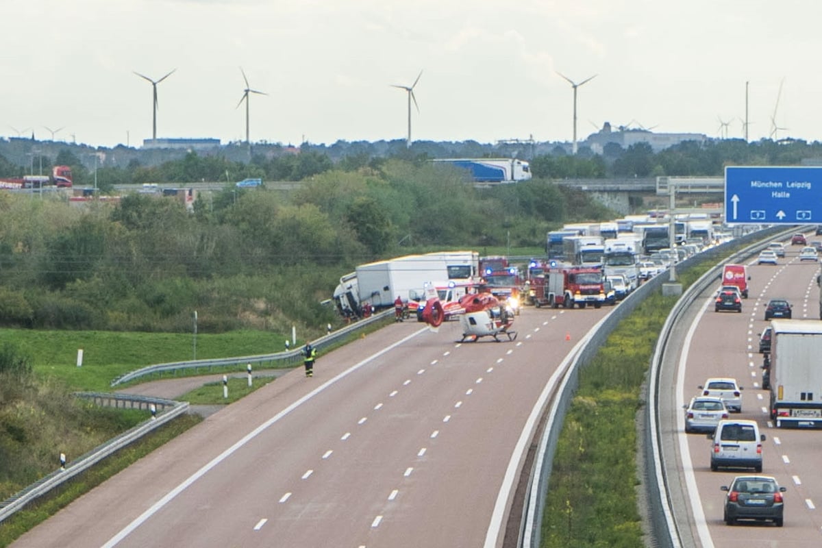 A9 Wegen Unfall Mehrere Stunden Gesperrt: Lkw Kracht In Leitplanke Und ...