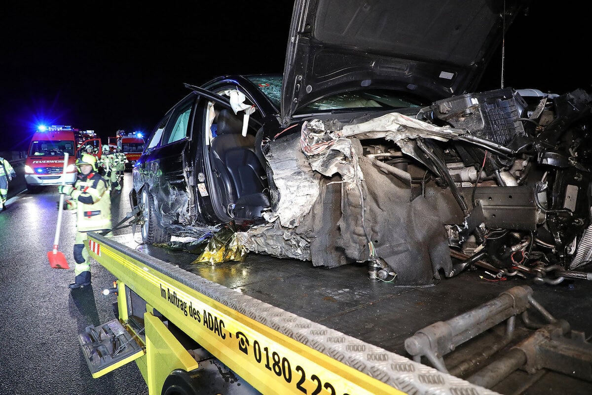 Schwerer Unfall Auf A4 Audi Fahrer Verliert Kontrolle Und Kracht Gegen Leitplanken 3043