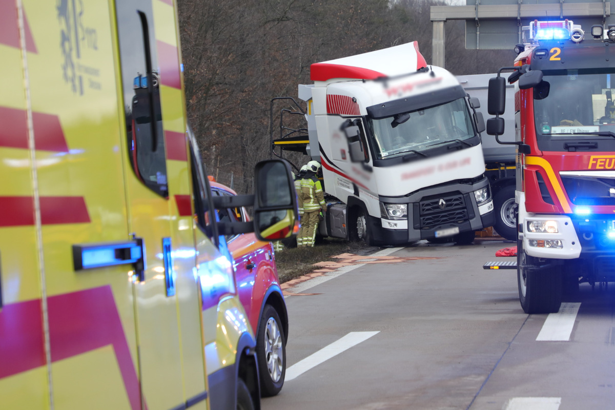 Truck turns across on A4 near Dresden: traffic jam, two lanes blocked