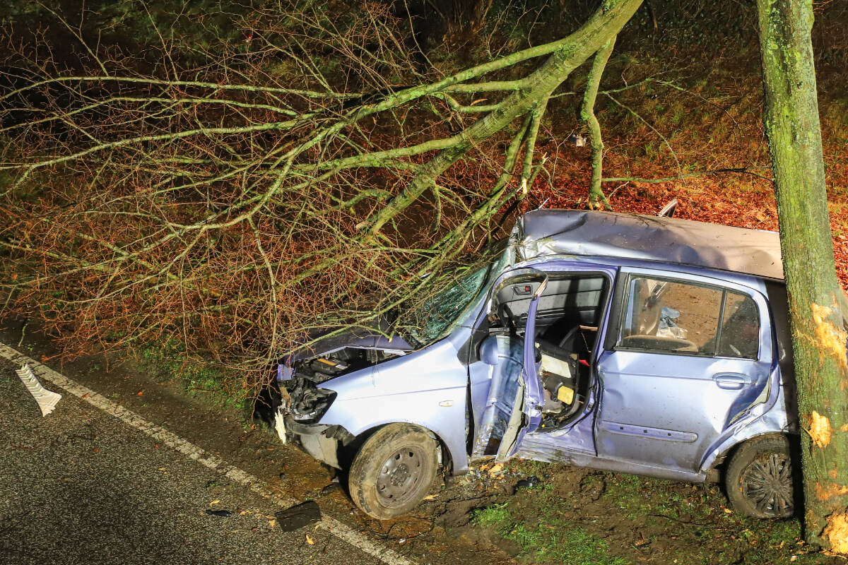 Raser-19-rammt-zwei-B-ume-und-wird-eingeklemmt-Lebensgefahr-