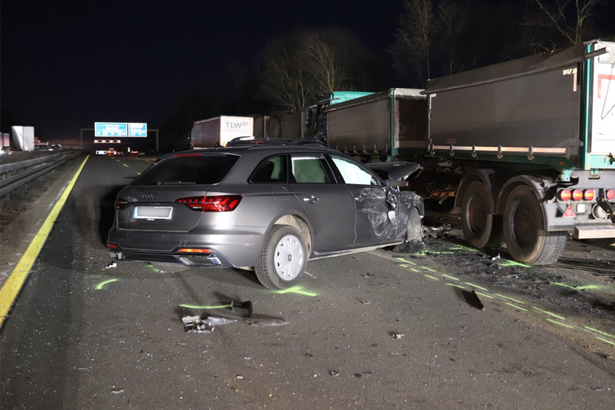 Unfall auf der A3 bei Köln: Lkw kollidiert mit zwei Autos, Mann in akuter Lebensgefahr!