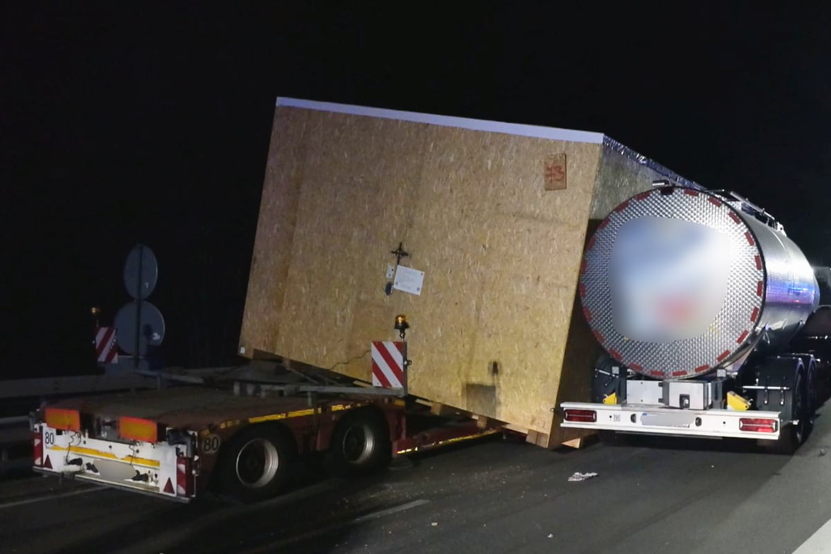 Unfall-mit-Schwertransporter-A28-noch-stundenlang-gesperrt