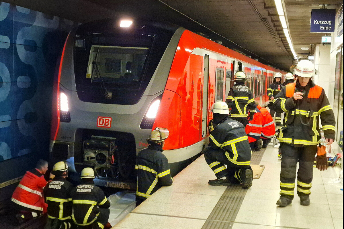 Mann an Landungsbrücken von S-Bahn überrollt und gestorben