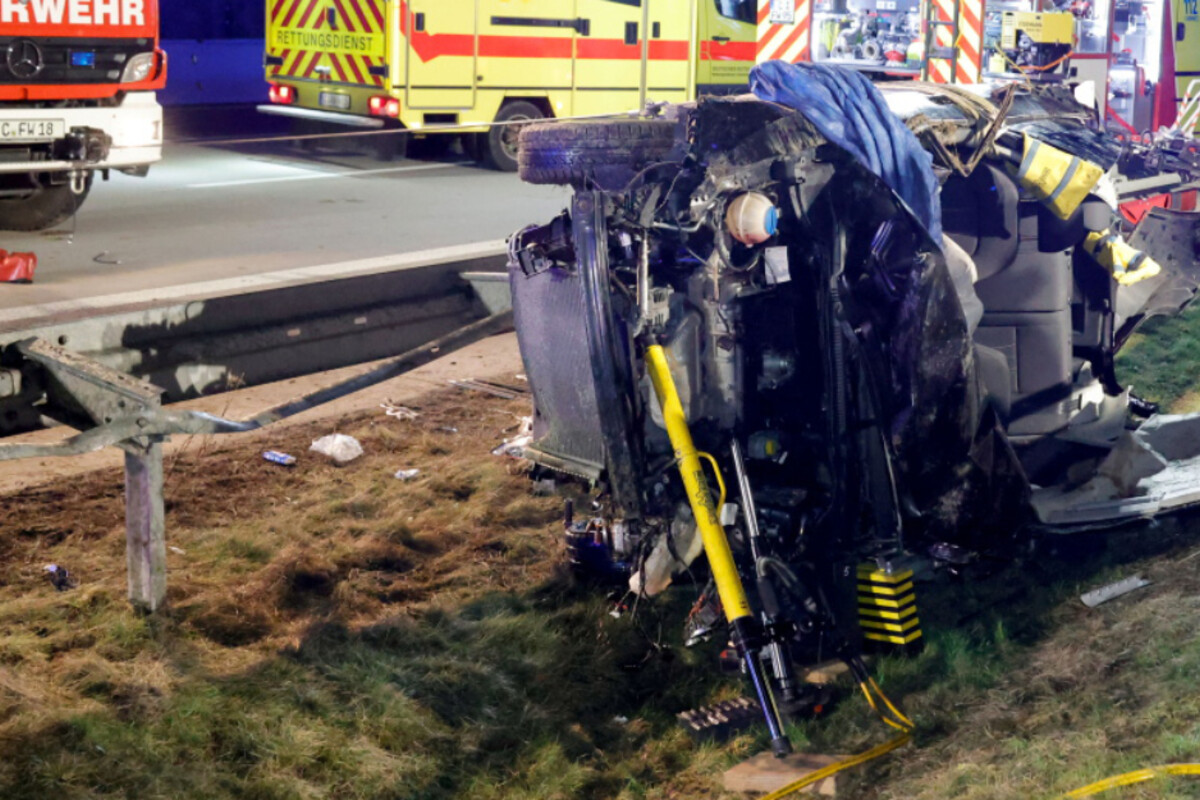 Heftiger Crash auf der A4: Feuerwehr muss Seat-Fahrerin aus ihrem Auto schneiden