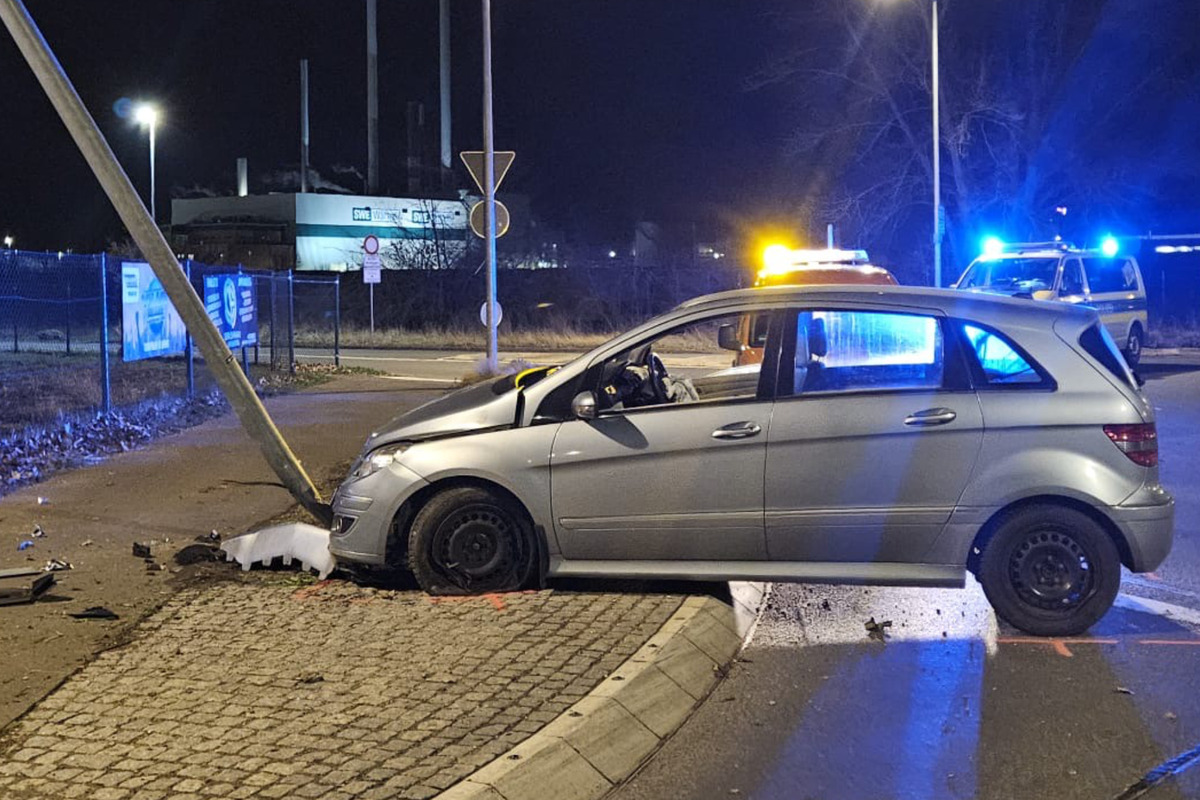Betrunkene Mercedes-Fahrerin kracht gegen Straßenlaterne und verliert Führerschein