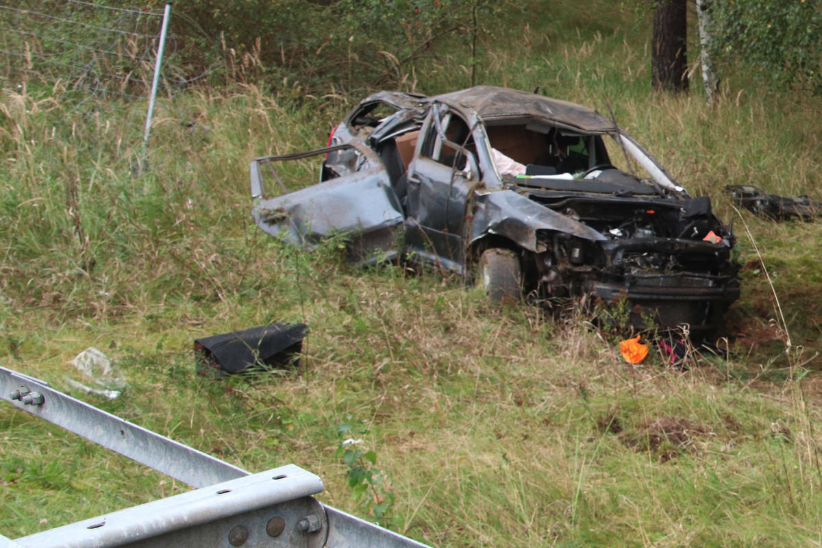 Tödlicher Crash auf A15: Skoda durchbricht Zaun und überschlägt sich