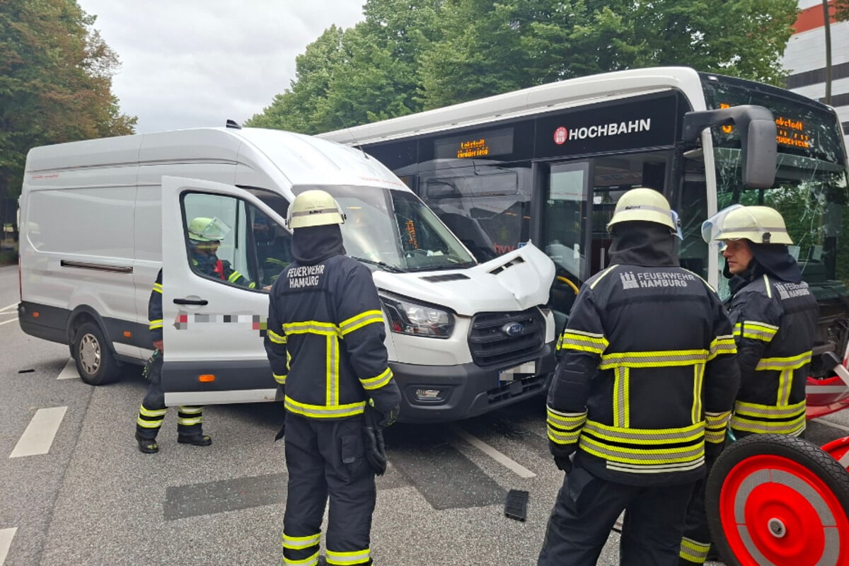Kollision-zwischen-Transporter-und-Linienbus-Drei-Menschen-verletzt
