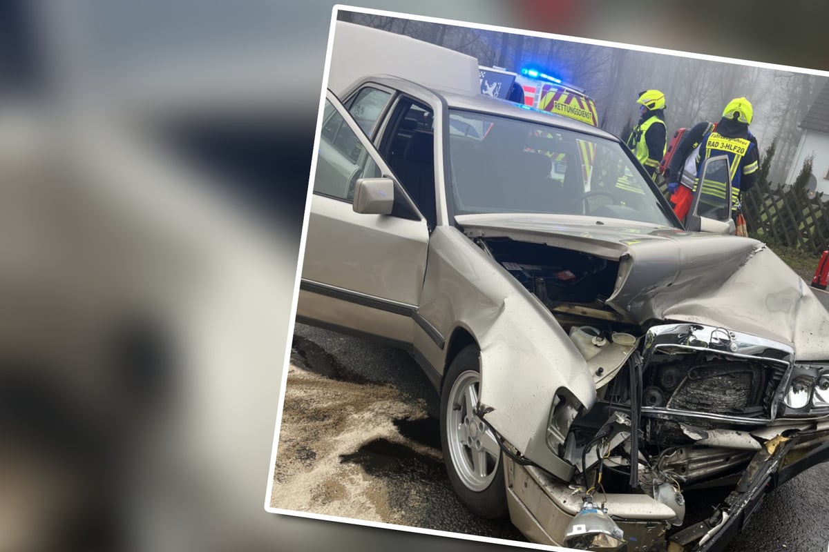 Mercedes-bei-Crash-deformiert-Mann-schwer-verletzt