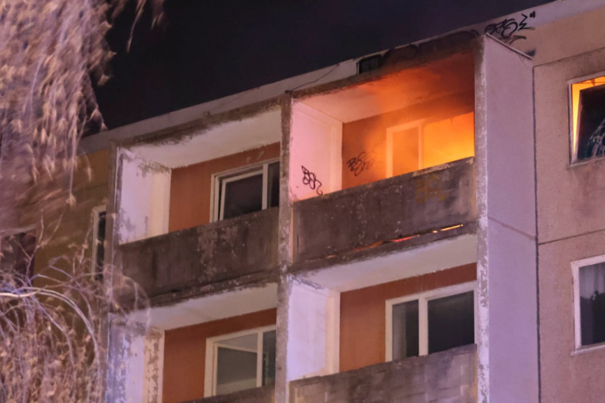 Feuerwehreinsatz-im-ehemaligen-Wohnhotel-Flammen-greifen-auf-Dach-ber