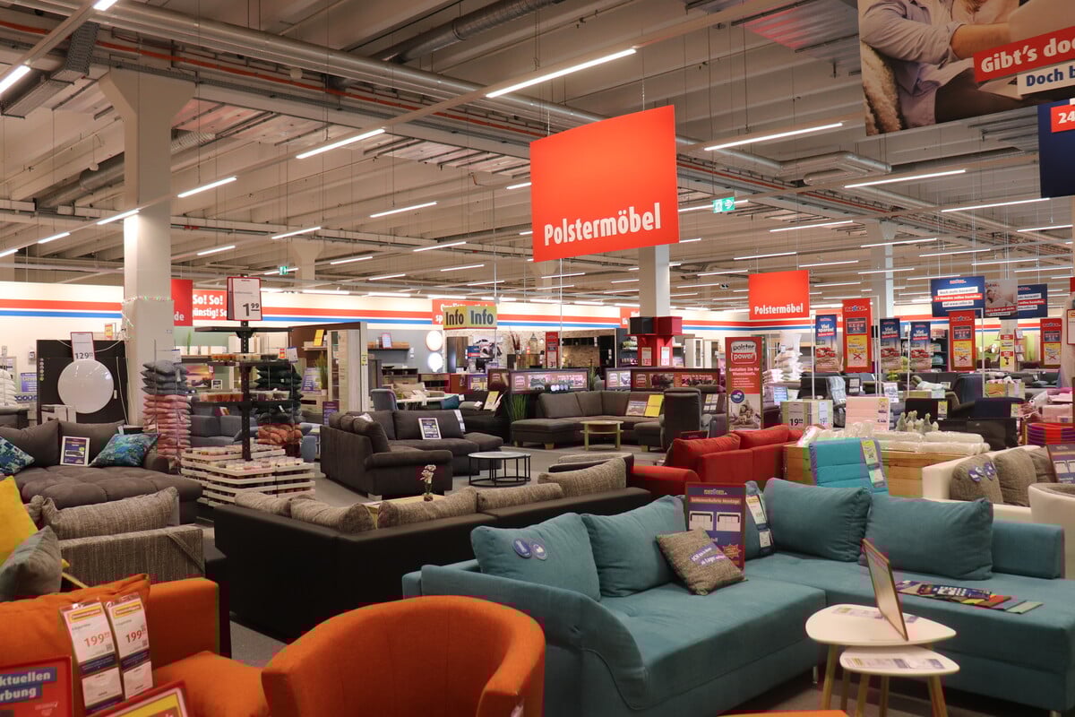 In Darmstadt gibt's bei Roller Möbel bis Samstag (6.11.) Sofas, Betten