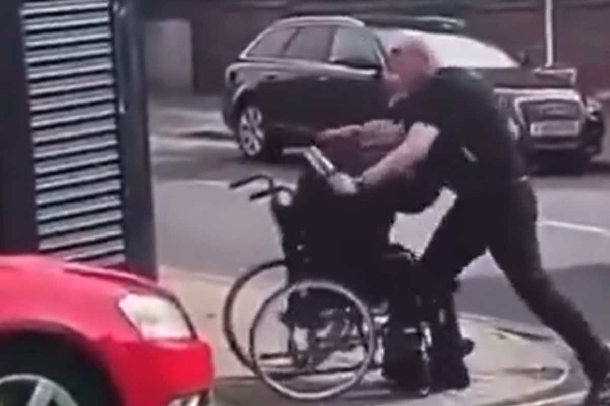 War das notwendig? Polizist prügelt auf Rollstuhlfahrer ein!