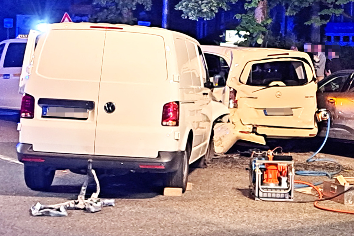 Heftiger Crash in Maxvorstadt: Vier Menschen teils schwer verletzt