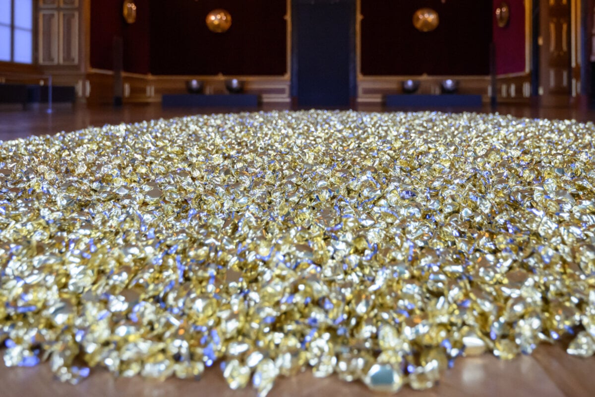 Warum liegen Tausende Bonbons im Dresdner Residenzschloss auf dem Boden?