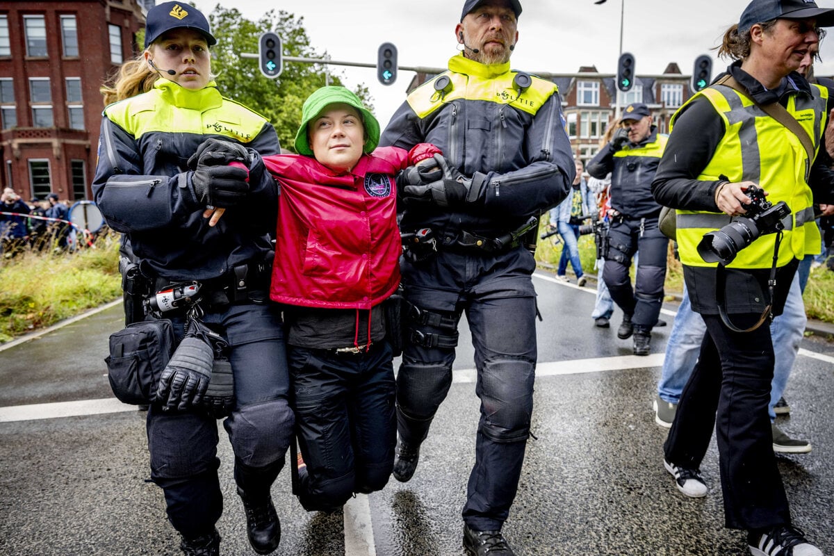 Greta Thunberg auf Autobahn von Polizei abgeführt!