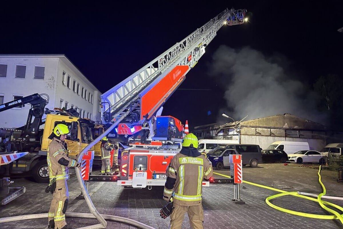 Autowerkstatt brennt in Hohenschönhausen