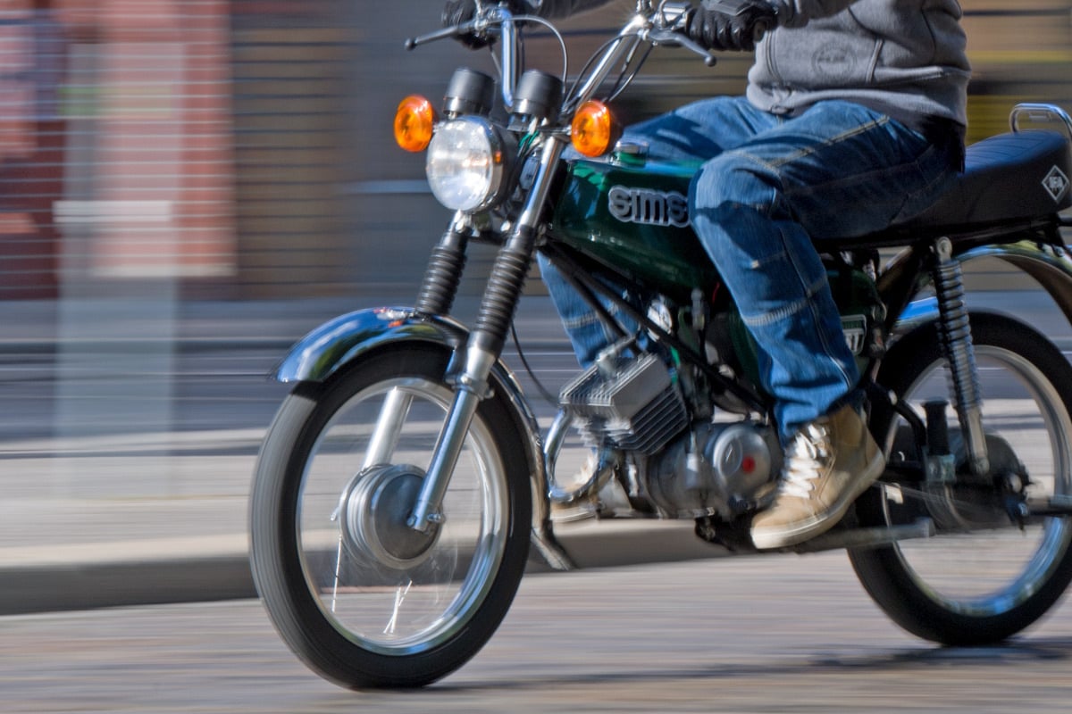 Hyundai-Fahrerin-bersieht-ihn-Simson-Fahrer-16-bei-Unfall-schwer-verletzt