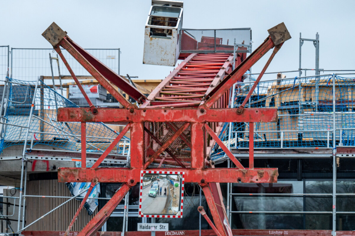 Drama auf Schwimmbad-Baustelle: Kran stürzt auf Dach, zwei Schwerverletzte