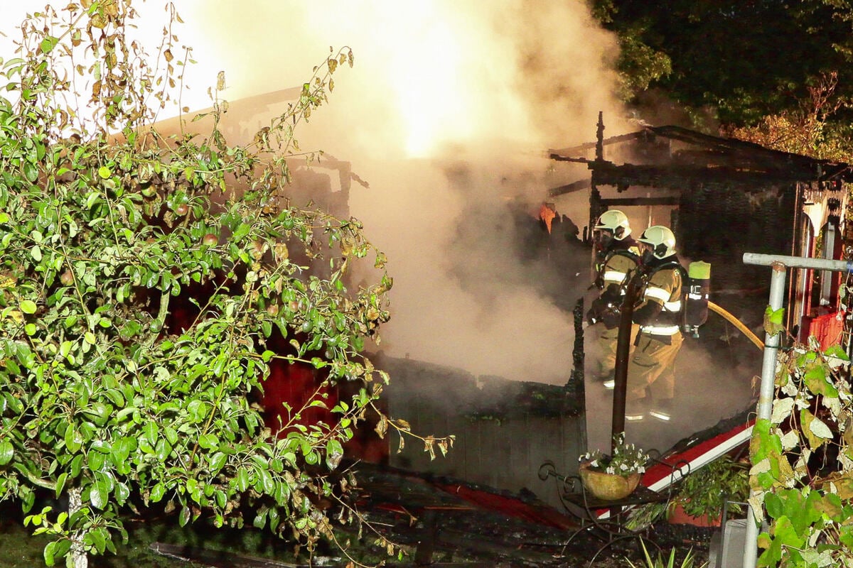 Gartenlaube geht in Flammen auf: Bahnstrecke eine Stunde gesperrt