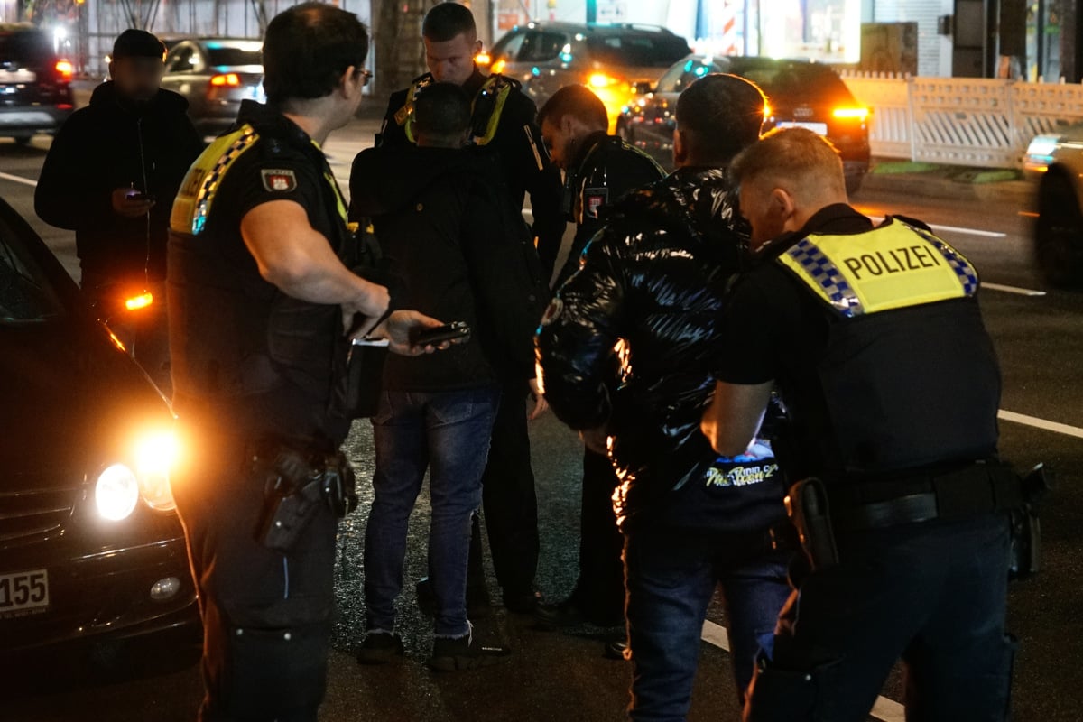 Vermisstes Mädchen flüchtet aus Auto: Zwei Festnahmen