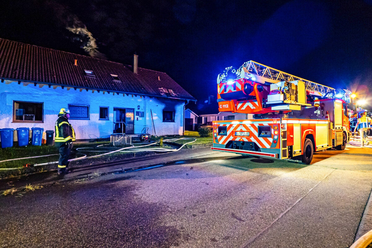 Wohnhaus in Flammen: Vier Verletzte und immenser Sachschaden!