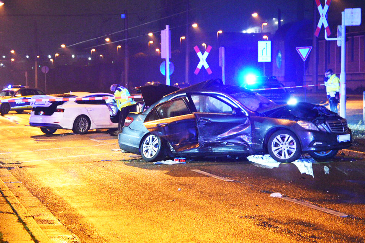 Audi und Mercedes krachen ineinander: Fünf Verletzte, darunter drei Kinder!