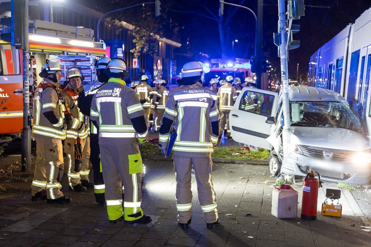 Schwerer-Unfall-in-D-sseldorf-Auto-steckt-zwischen-Bahn-und-Laterne-fest