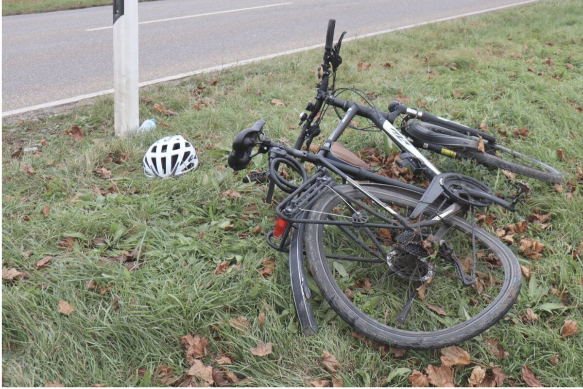 auto-und-radfahrer-krachen-zusammen-mann-schwer-verletzt-im-krankenhaus