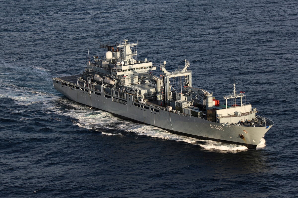 Deutsches Kriegsschiff bricht zu Manöver im Atlantik auf