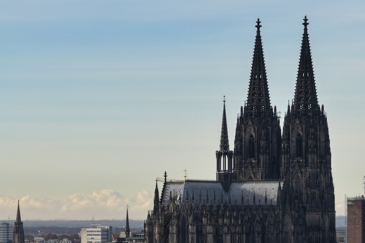 "Verfehlungen im Rahmen seiner Amtsausübung": Erzbistum Köln suspendiert Pfarrer