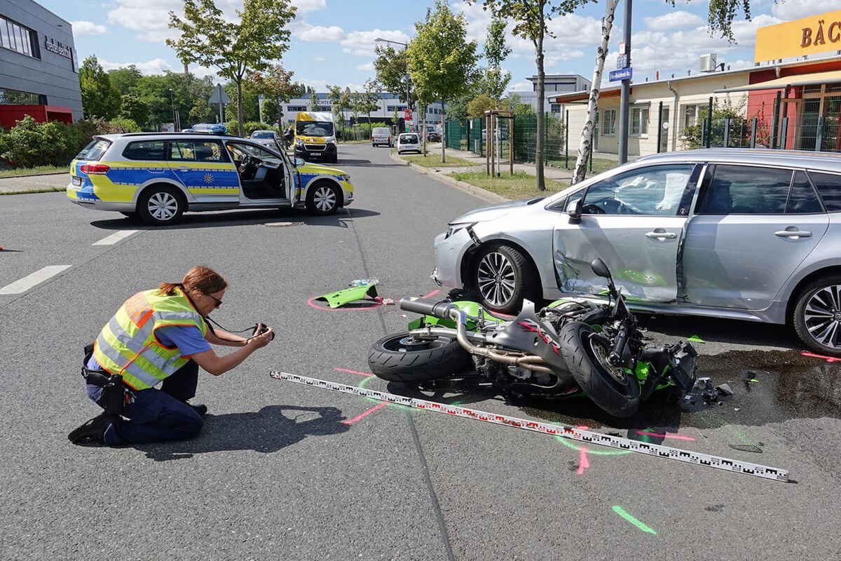 Dresden-Reick: Motorradfahrer bei Ausfahrt-Crash verletzt!