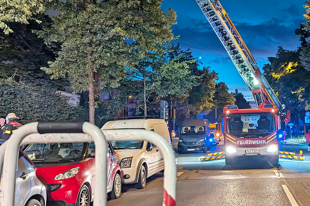 Feuerwehreinsatz in Untersendling: Starker Rauch! Menschen per Drehleiter aus 5. Stock gerettet