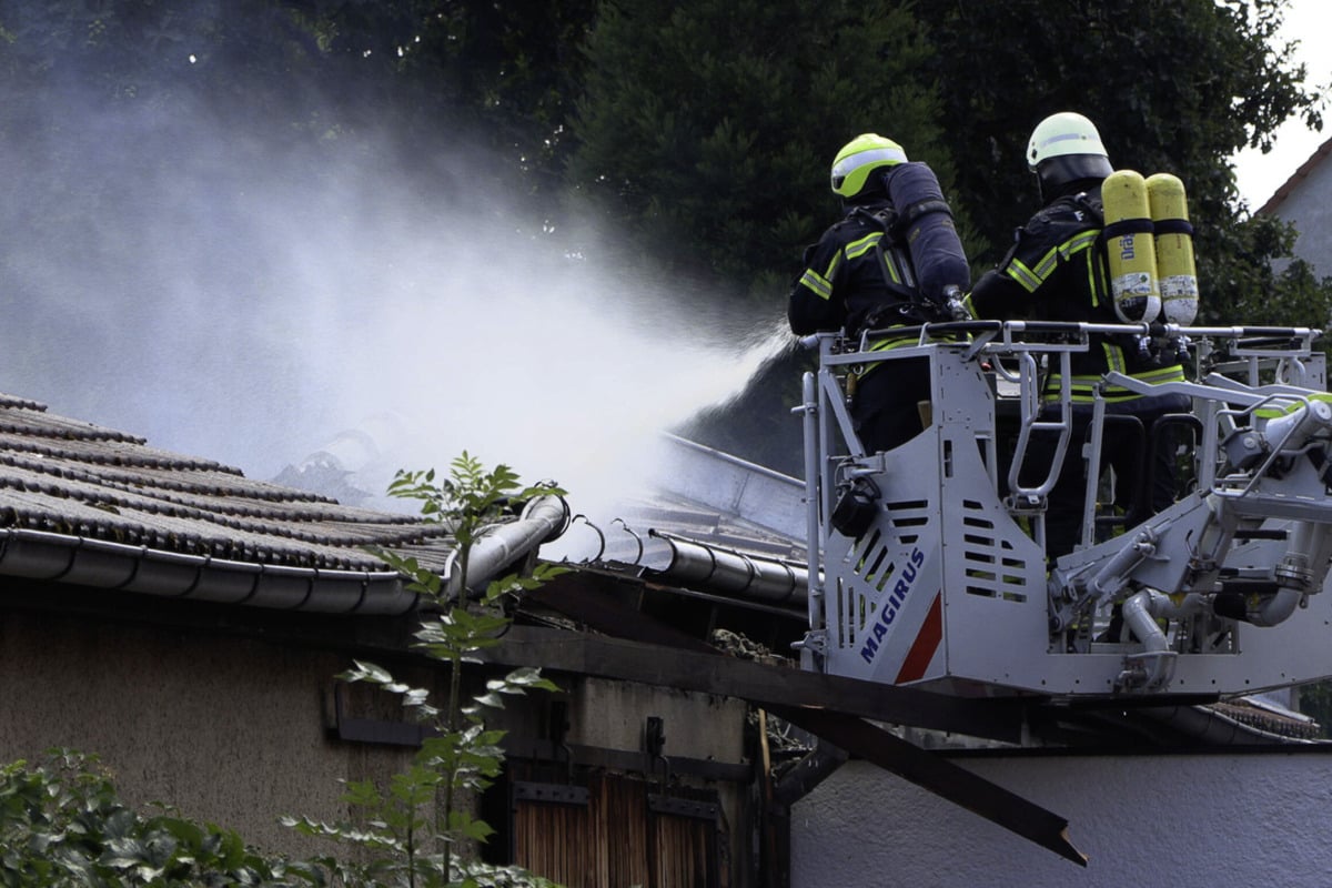Einsatz im Leipziger Westen: Feuer greift auf Kegelbahn-Dach über