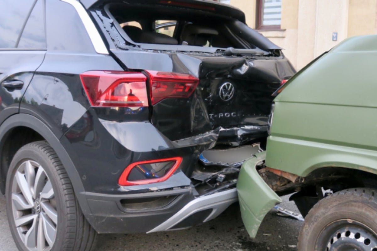 Transporter kracht auf VW: Drei Personen verletzt, darunter ein Kind