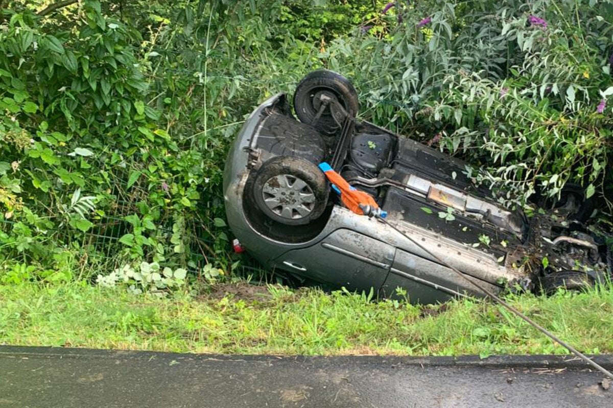 Auto überschlägt sich und landet auf dem Dach: Eine Person verletzt