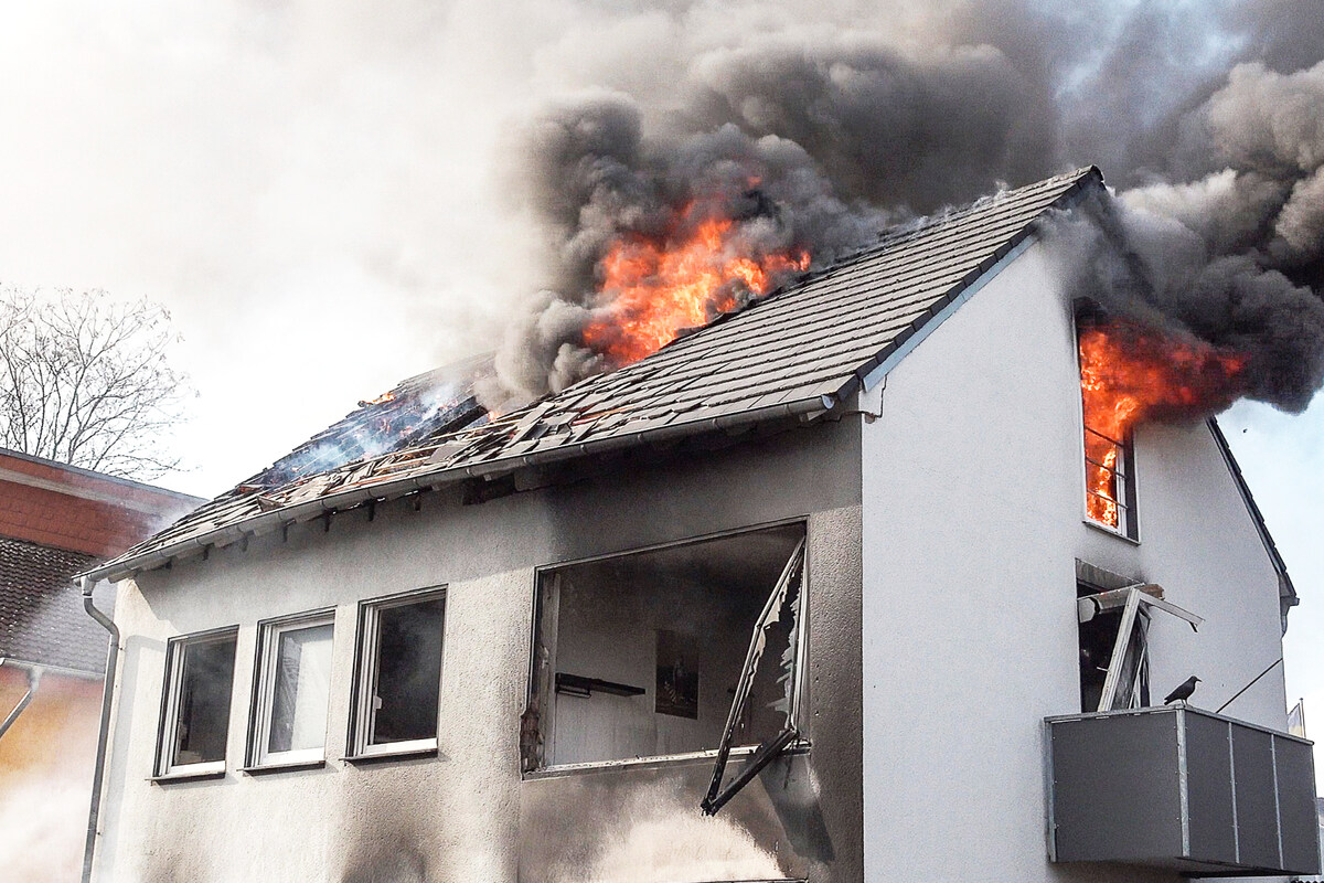 Feuer sorgt für heftigen Schaden: Haus muss abgerissen werden - Bewohner vermisst!