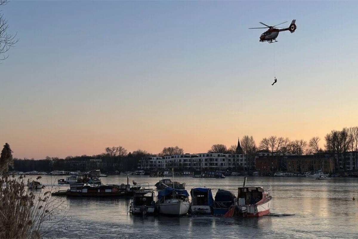 Frau-in-Not-Arzt-muss-sich-ber-Eis-von-Hubschrauber-abseilen