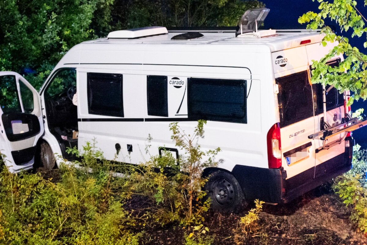 Wohnmobil kracht über Kreisverkehr in Böschung: Fahrer betrunken?