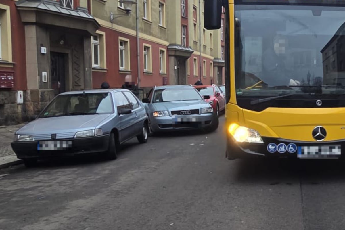 -ffi-Unfall-in-Trachau-Bus-streift-Auto-Kind-verletzt