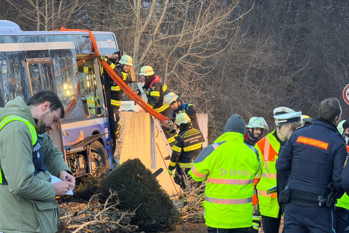 Bus-kracht-gegen-Mauer-in-M-nchen-13-J-hrige-stirbt-bei-Unfall