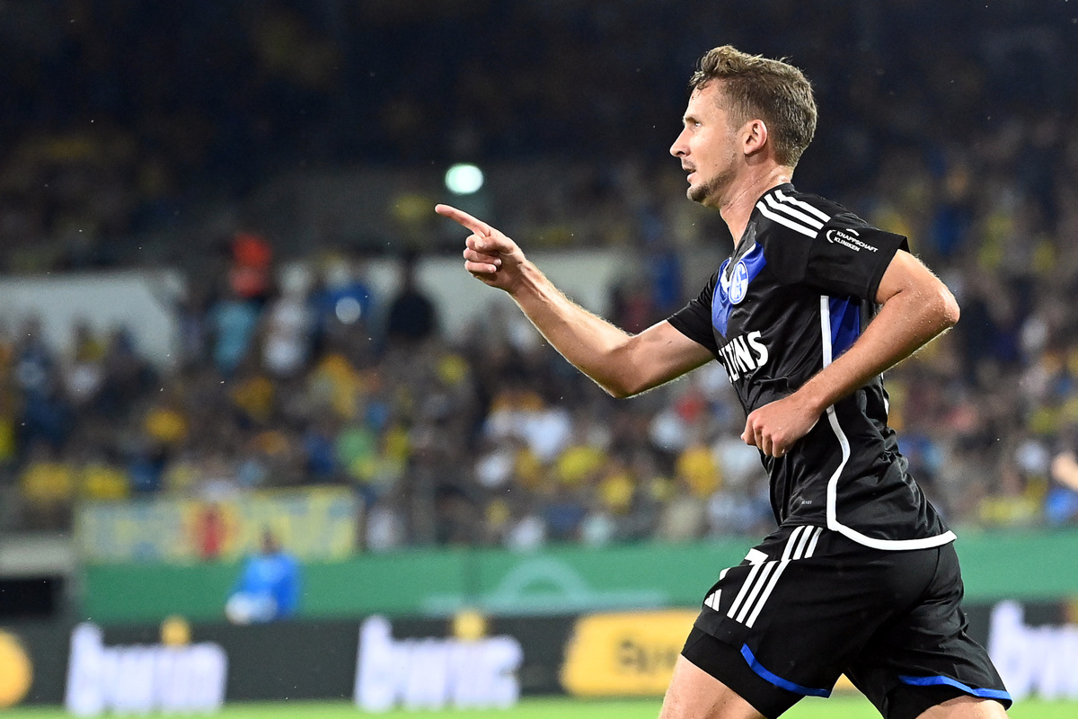1. Runde im DFB-Pokal: Schalke gewinnt nach hektischer Schlussphase