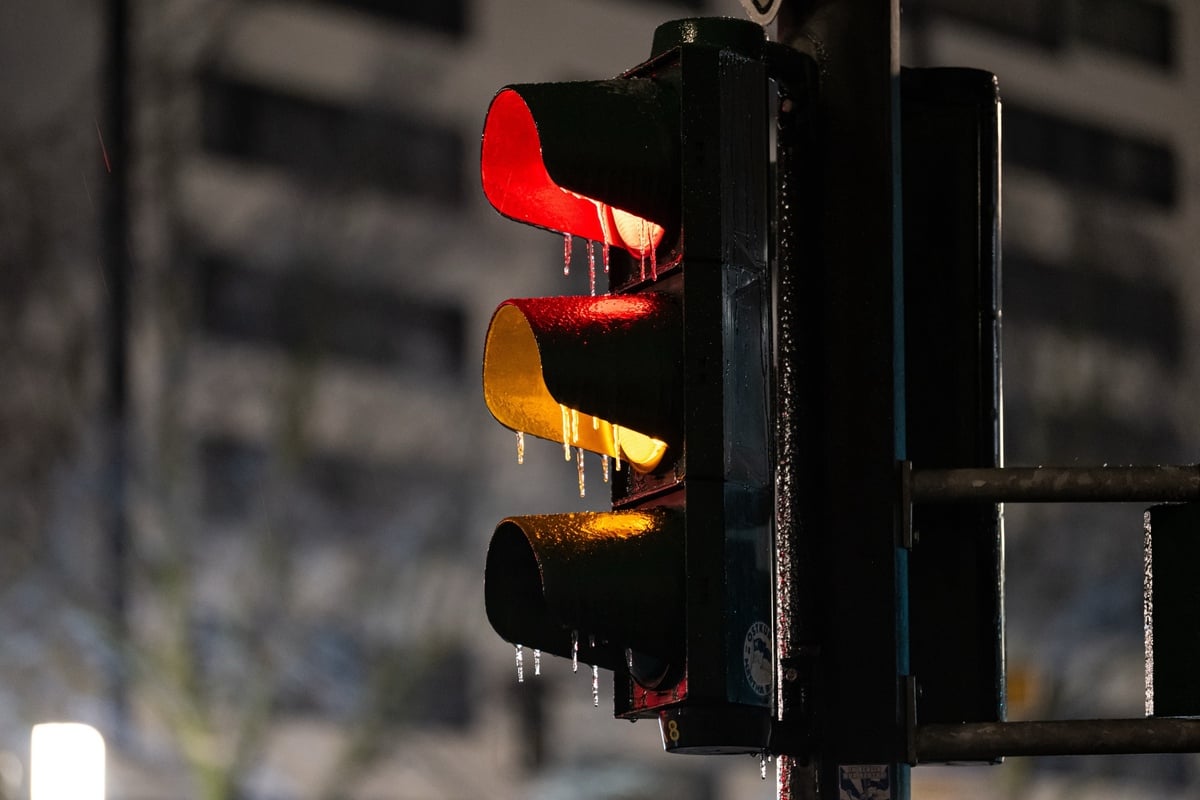 Crash-mit-Ampel-Rentner-verliert-in-Mei-en-Kontrolle-ber-sein-Auto