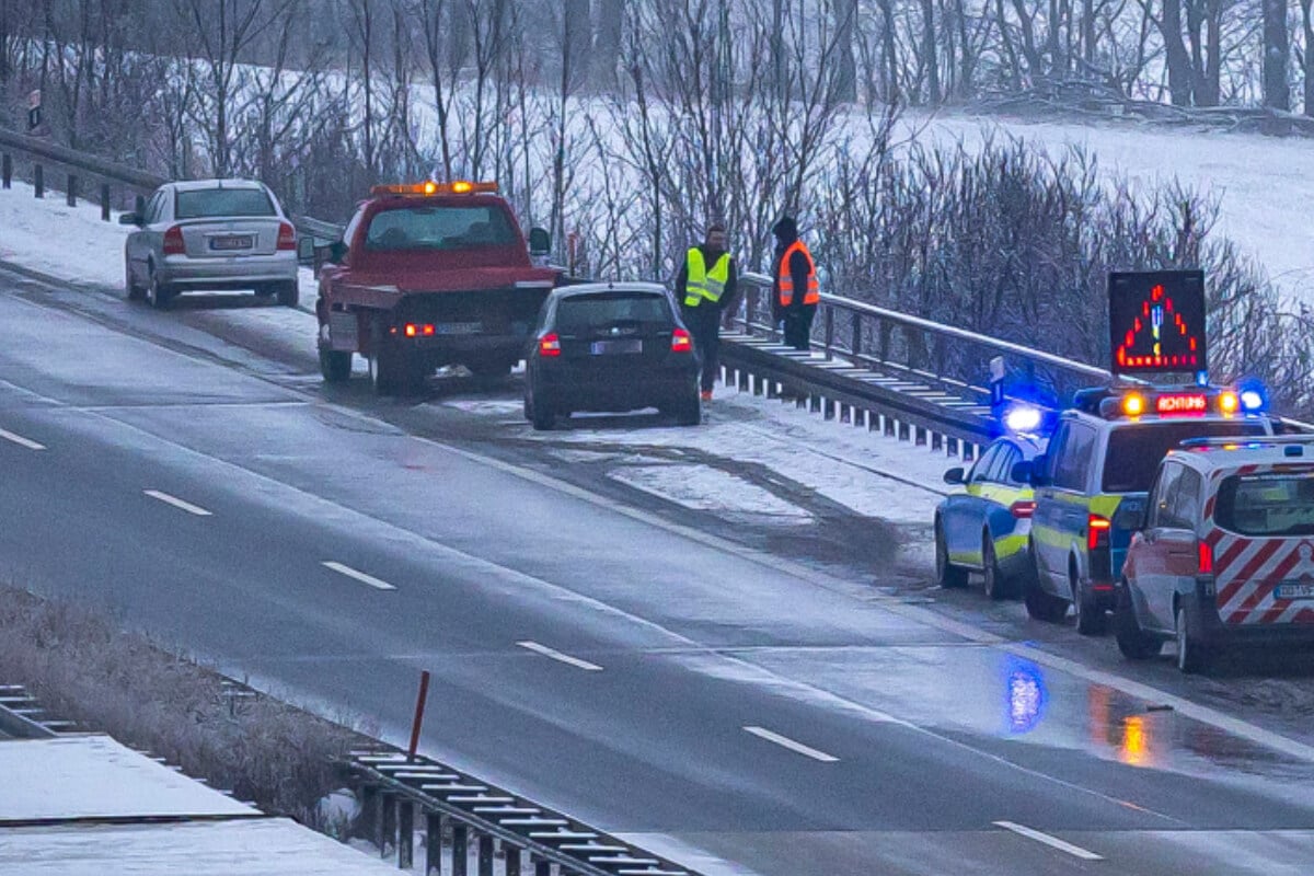 -berholman-ver-endet-an-der-Leitplanke-Skoda-Fahrerin-nach-A17-Unfall-verletzt
