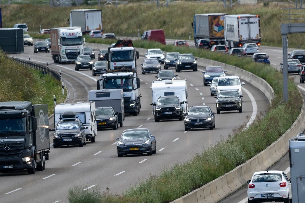 Acht-Autos-verunfallen-auf-A8-bei-Pforzheim-Vollsperrung-aufgehoben
