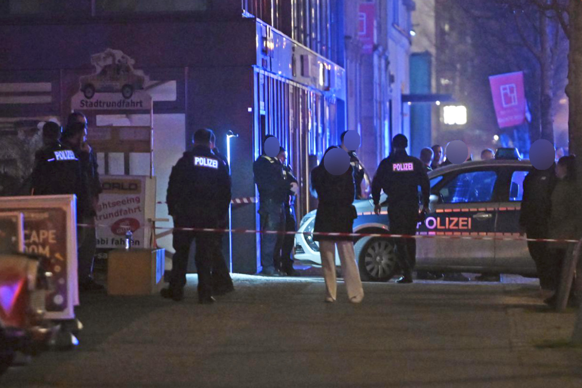 Schüsse am Checkpoint Charlie: Mann bricht auf Bürgersteig zusammen und stirbt