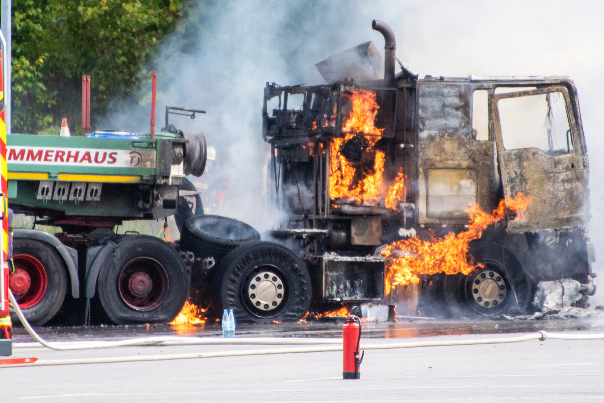 100-000-Euro-Schaden-Lkw-ger-t-auf-Parkplatz-in-Brand